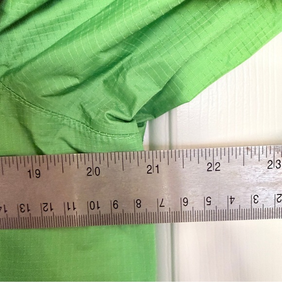 L.L. Bean Mens Green Hooded Rain Jacket Size Medium FLAWED - Picture 8 of 11